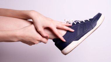 El ve bacak kaslarına masaj, bacak ağrısı.