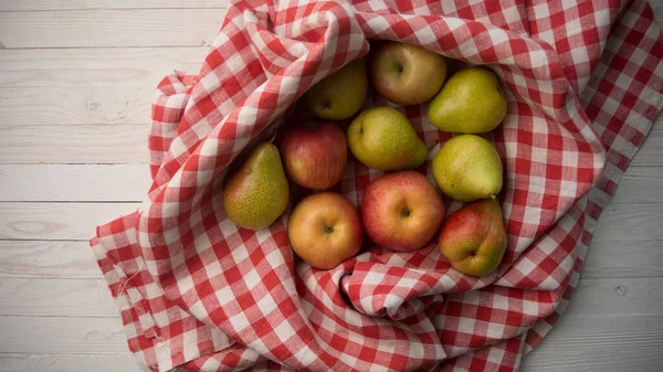 Färska Gula Päron Och Röda Äpplen Rutig Väv — Stockfoto