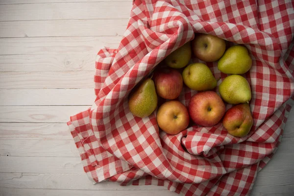 Färska Gula Päron Och Röda Äpplen Rutig Väv — Stockfoto