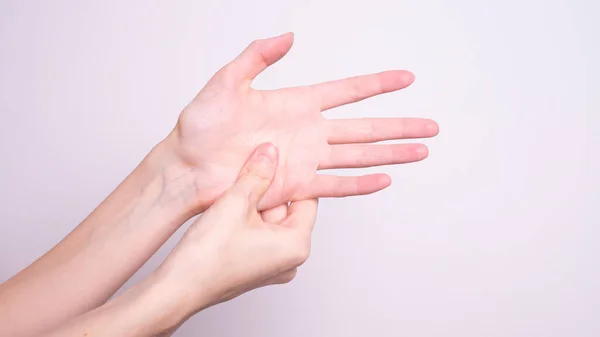 Parkinson hastalığı belirtileri. Parkinson hastası orta yaşlı kadınların titreme (titreme) ellerini kapat. Zihinsel sağlık ve nörolojik bozukluklar.