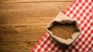 Yorgun kadın boyun ağrısı çekiyor, gergin kaslara masaj yapıyor.