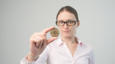 Güzel bir kadın, beyaz çiplerle oynuyor.