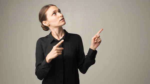 Jonge Vrouw Toont Iets — Stockfoto