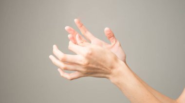 Parkinson hastalığı belirtileri. Parkinson hastası orta yaşlı kadınların titreme (titreme) ellerini kapat. Zihinsel sağlık ve nörolojik bozukluklar.