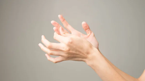 Parkinson hastalığı belirtileri. Parkinson hastası orta yaşlı kadınların titreme (titreme) ellerini kapat. Zihinsel sağlık ve nörolojik bozukluklar.