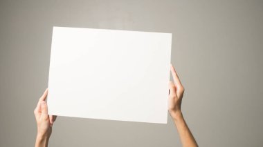 Elinde beyaz boş kağıt tutan kişi
