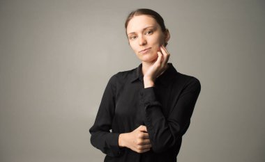 İzole edilmiş genç ve güzel bir kızın resmi.