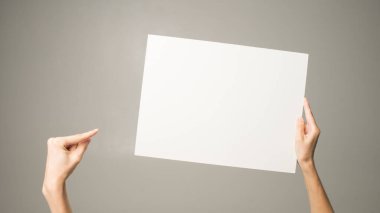 Elinde beyaz boş kağıt tutan kişi