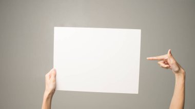 Elinde beyaz boş kağıt tutan kişi