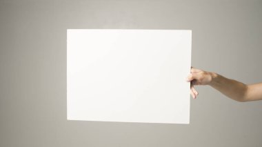 Elinde beyaz boş kağıt tutan kişi