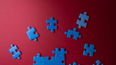 Renkli arkaplanda dağınık yapboz parçaları