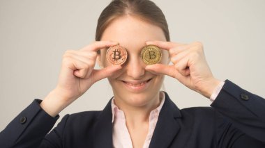 İş kadını elinde bir bitcoin kripto para tutuyor.
