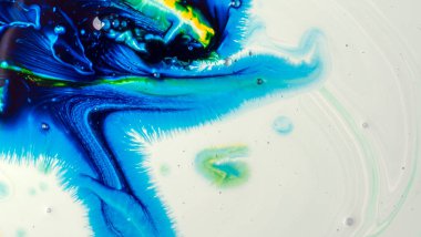 Sulu mürekkebin renkleri saydamdır. Soyut çok renkli mermer desen arkaplanı