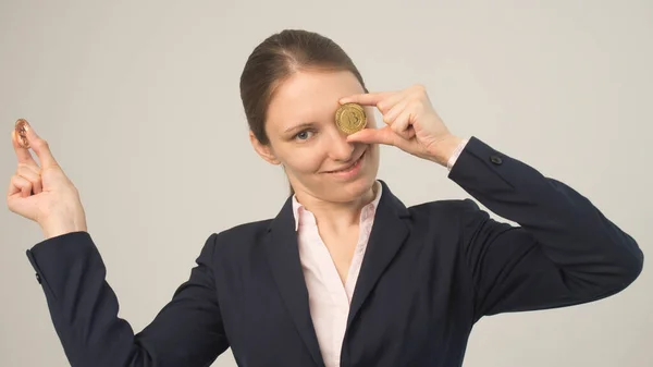 Mujer Negocios Sosteniendo Una Criptomoneda Bitcoin Física Mano — Foto de Stock