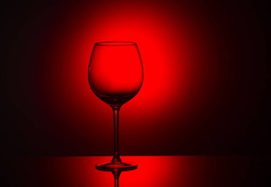 kırmızı arkaplanda cam