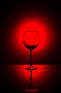 kırmızı arkaplanda cam