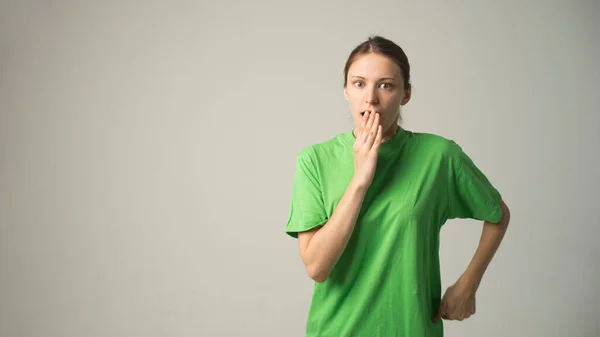 Verrast Jonge Vrouw Grijze Achtergrond — Stockfoto