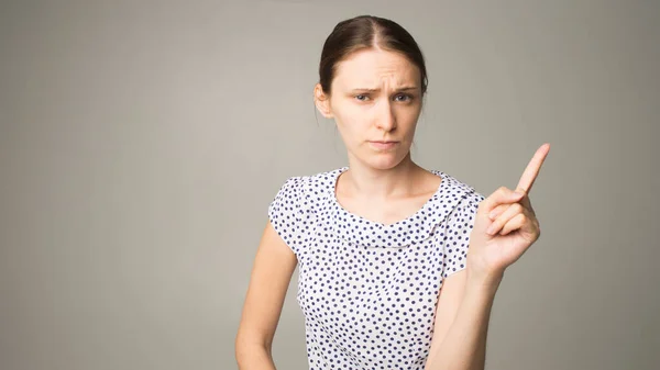 Jonge Vrouw Toont Iets — Stockfoto