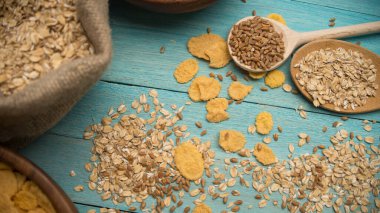 Çeşitli tahıl taneleri. Ahşap arka planda çeşitli çiğ taneler