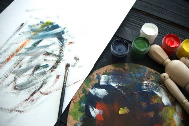 Geştalt palet fırçaları ahşap arkaplan