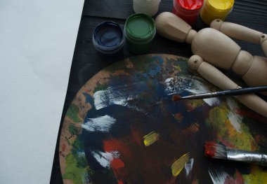 Geştalt palet fırçaları ahşap arkaplan