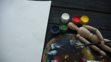 Geştalt palet fırçaları ahşap arkaplan