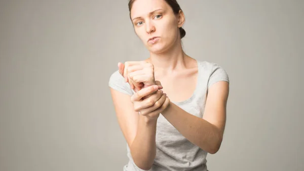 Moe Vrouw Die Pijn Voelt Gespannen Spieren Masseert — Stockfoto