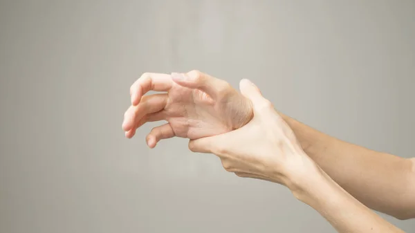 Femme Fatiguée Ressentir Douleur Masser Les Muscles Tendus — Photo