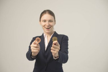 Elinde bitcoin kripto para tutan bir kadın.