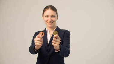 Elinde bitcoin kripto para tutan bir kadın.