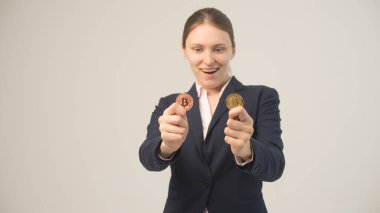 Elinde bitcoin kripto para tutan bir kadın.