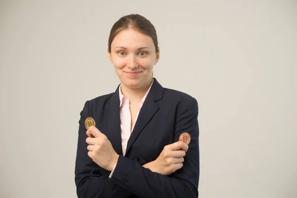 彼女の手に物理的なビットコイン暗号通貨を持っている女性 — ストック写真