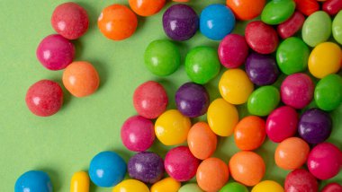 Renkli arkaplanda renkli küçük şekerler