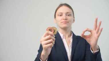 Altın Bitcoin güzel bir iş kadınının elinde