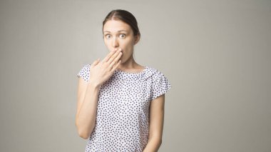 Gri arka planda güzel bir kadın.