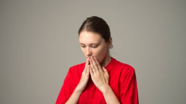 Gri arka planda güzel bir kadın.