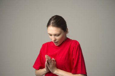 Gri arka planda güzel bir kadın.