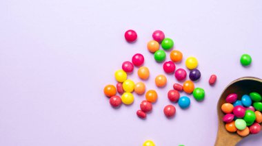 Renkli arkaplanda renkli küçük şekerler