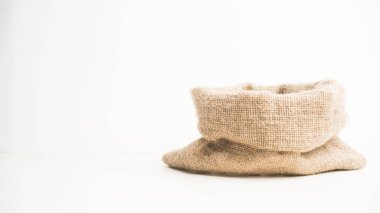 beyaz arkaplanda yünlü çanta