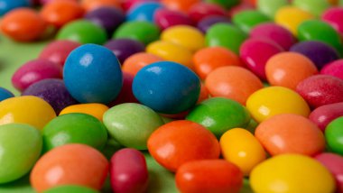 Renkli arkaplanda renkli küçük şekerler