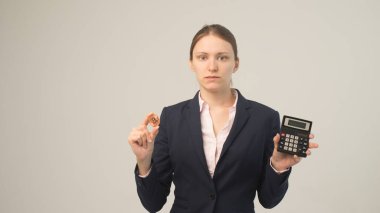 Altın Bitcoin güzel bir iş kadınının elinde