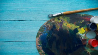 Boya ve fırçalı ahşap palet