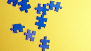 Renkli arkaplanda dağınık yapboz parçaları