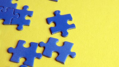 Renkli arkaplanda dağınık yapboz parçaları