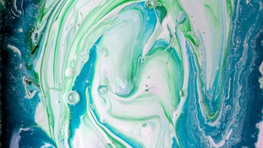 Sulu mürekkebin renkleri saydamdır. Soyut çok renkli mermer desen arkaplanı