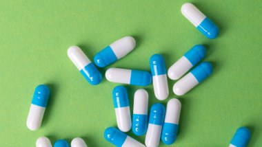 Yeşil arka planda beyaz ve mavi haplar