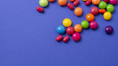 Renkli arkaplanda renkli küçük şekerler