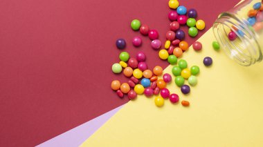 Renkli arkaplanda renkli küçük şekerler