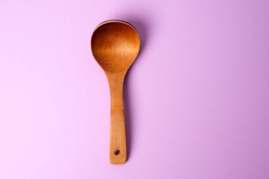 Pembe arka planda tahta kaşık