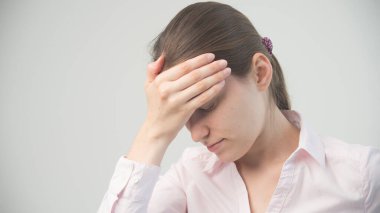 Genç güzel bayanın başı ağrıyor.
